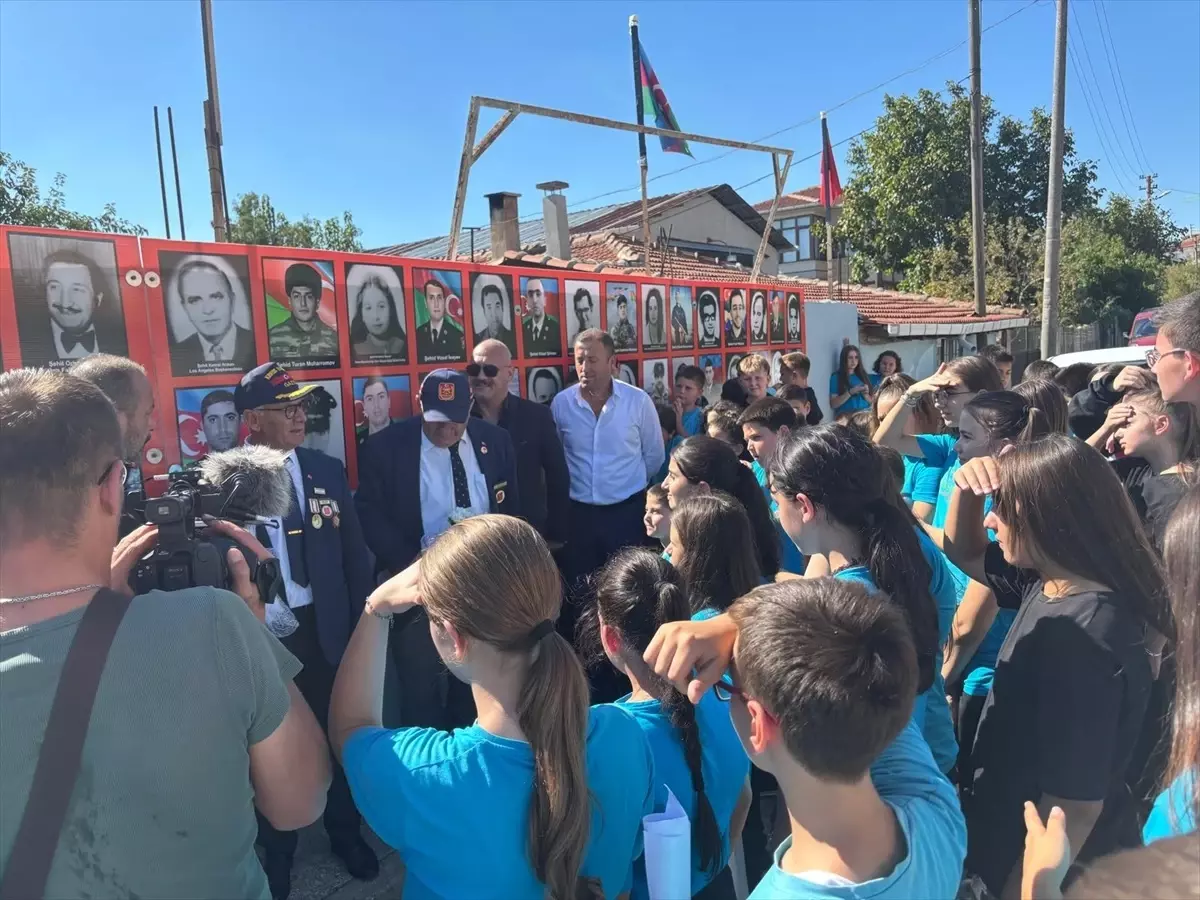 kirklarelinde turkiye azerbaycan sehitleri fotograf kosesi ilgi cekiyor 2BZz77BF