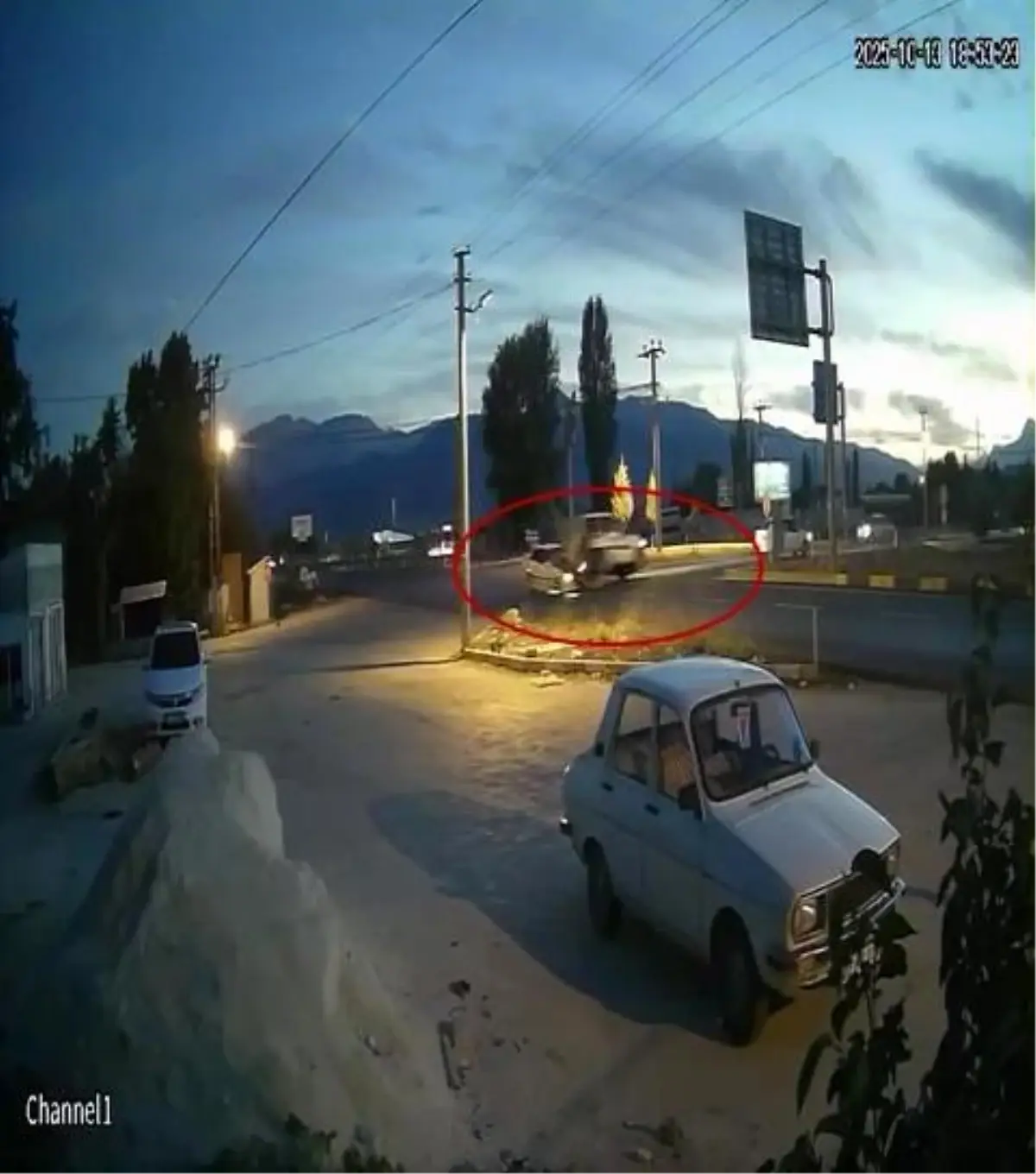 antalyada hafif ticari arac ile otomobil carpisti 4 yarali 6cxiJmGV.jpg