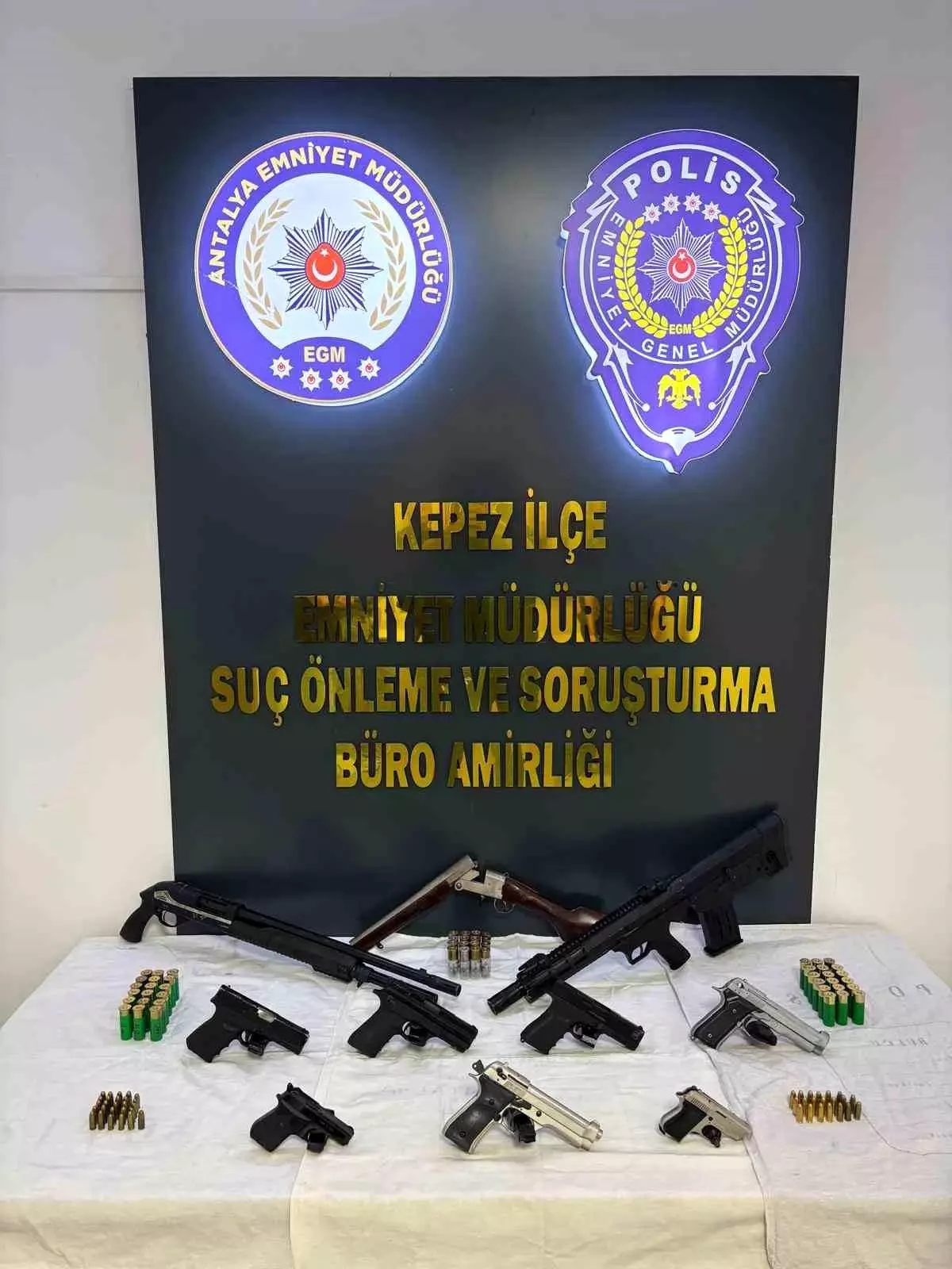 antalyada huzur operasyonu 7 ruhsatsiz tabanca ve muhimmat ele gecirildi Y56WKqzx.jpg