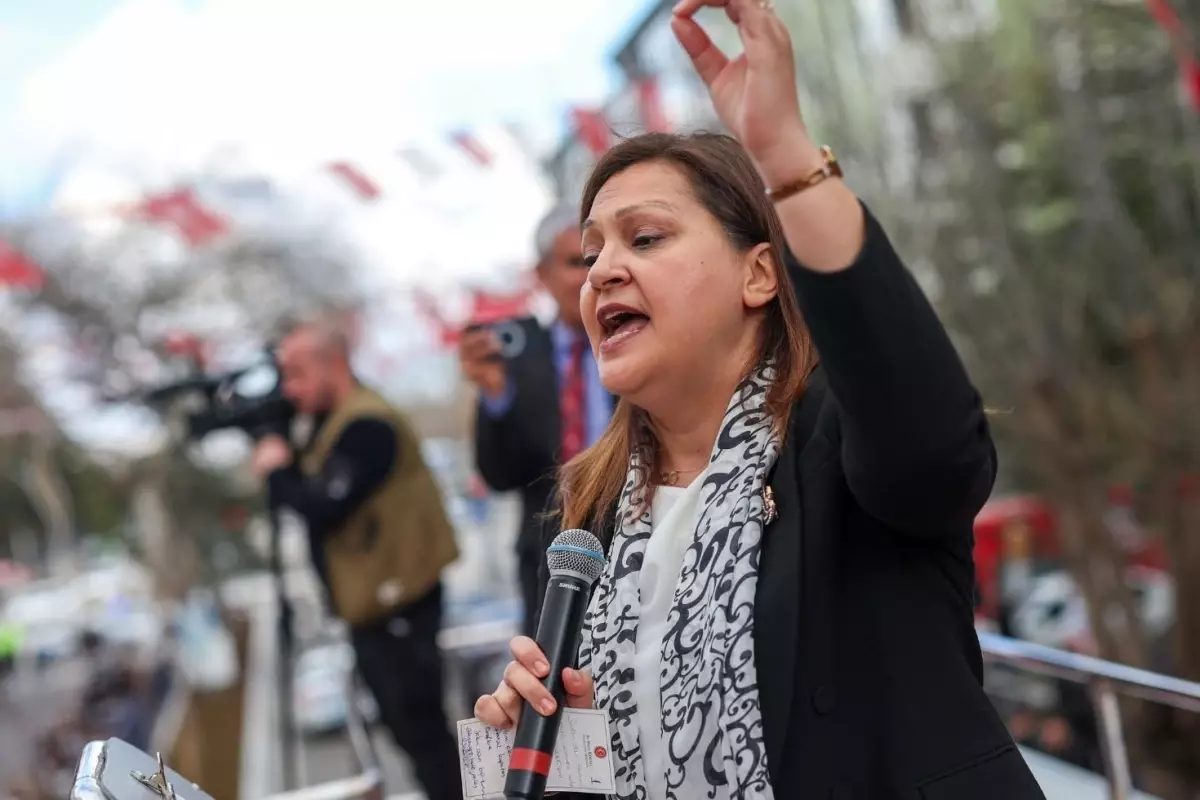 bomba iddia burcu koksal ve iki belediye baskani ak partiye geciyor Bc8SlnH4.jpg