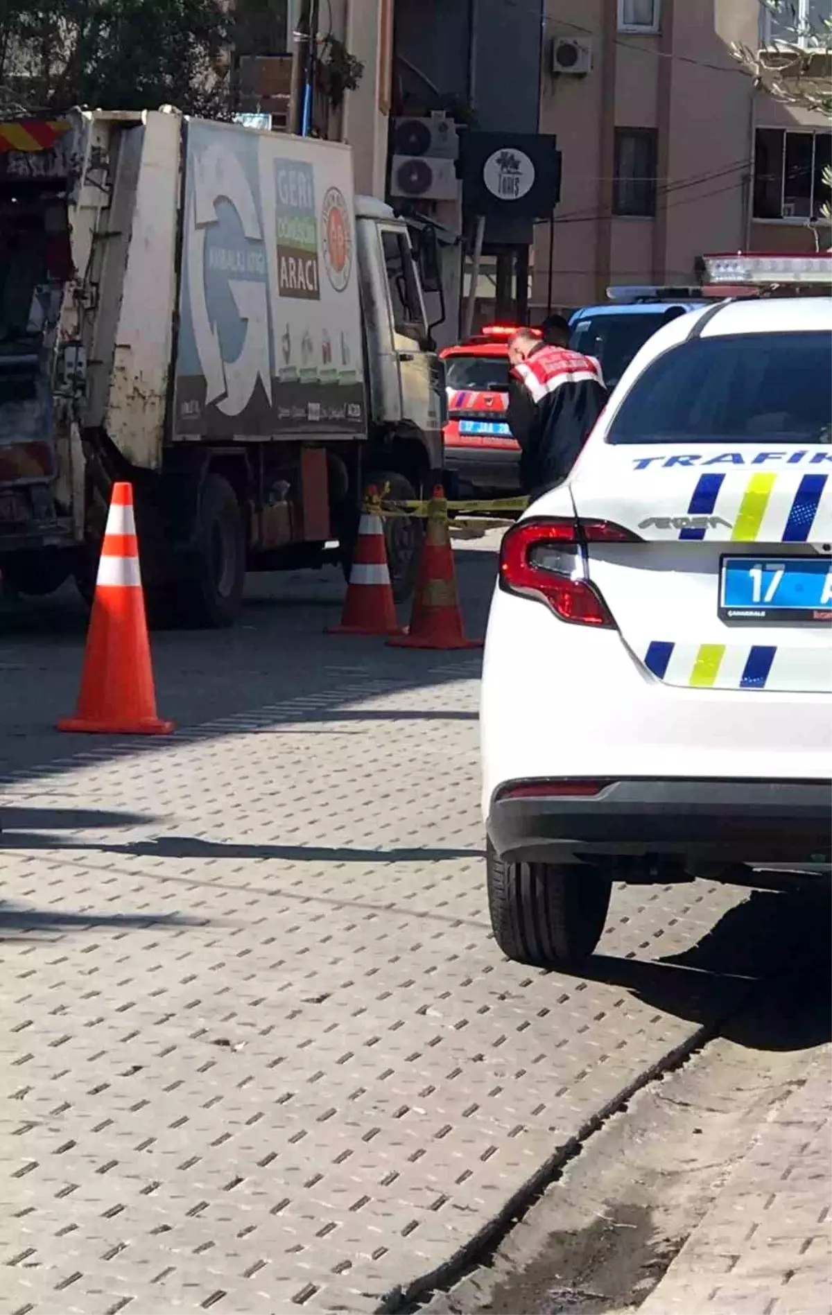 canakkalede yasli adam kamyonun carpmasi sonucu hayatini kaybetti CpBYZcca