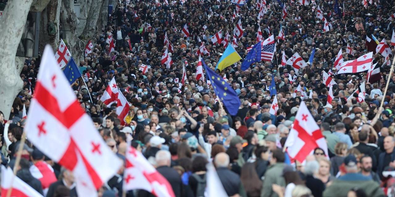 gurcistanda muhalefetten secim protestosu cumhurbaskanligi sarayini basmaya calistilar JBlRdlKs