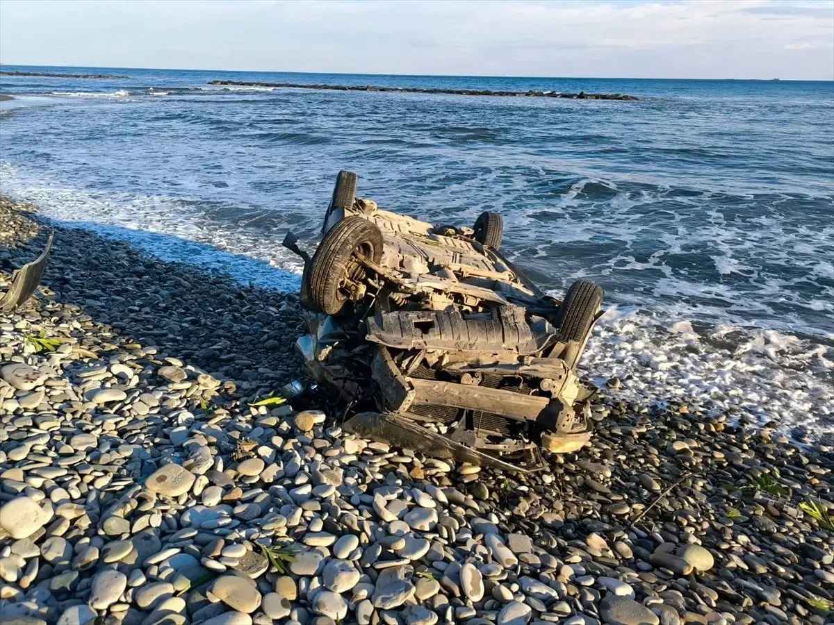 samsunda otomobilin deniz kenarina devrilmesi surucu yaralandi j2Pc588x