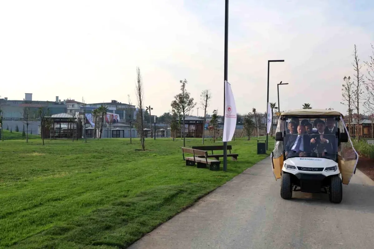 cumhurbaskani erdogan ataturk havalimani millet bahcesinde esnafi ziyaret etti SSLFKABw.jpg