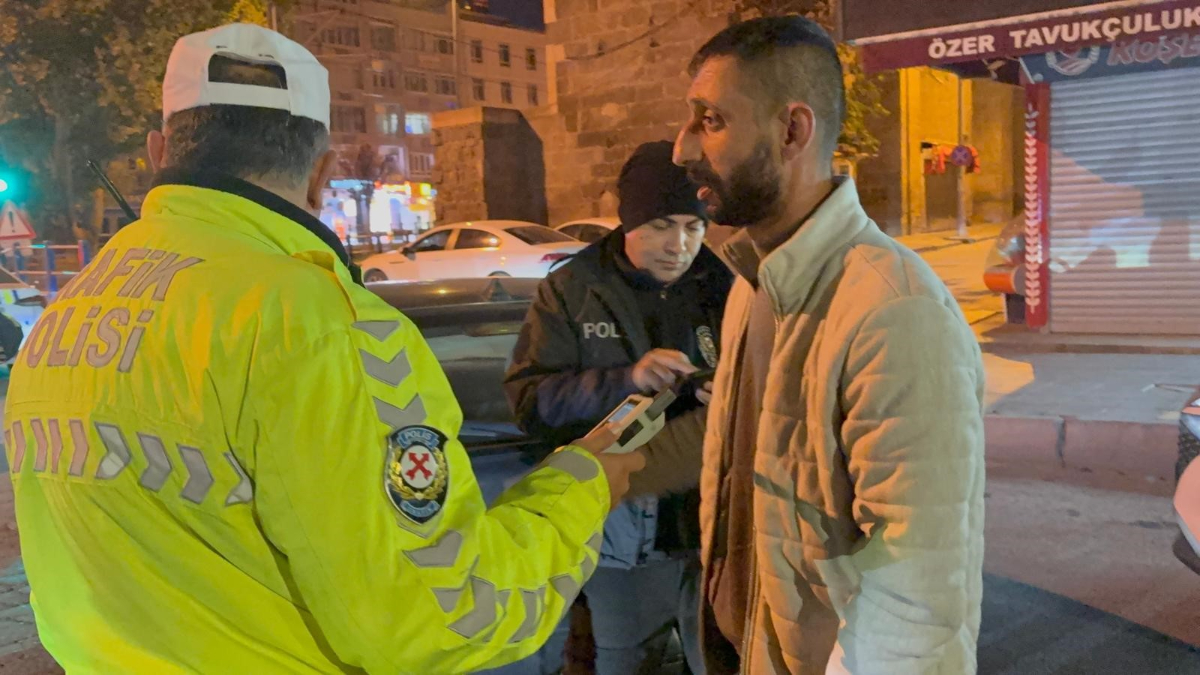 kayseride alkollu surucu kimlik isteyen polise sosyal medya hesabini acti D2pFSaWu.jpg