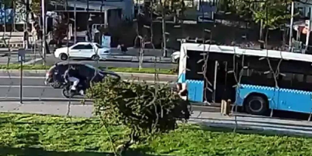Motosiklet Otobüse Çarptı: Kazanın Detayları ve Görüntüleri Ortaya Çıktı