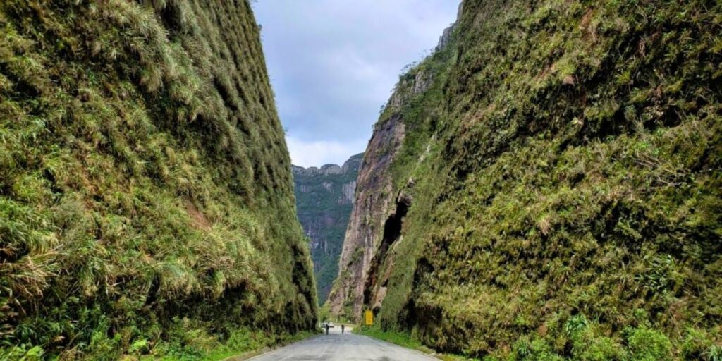 160 Milyon Yıllık Dev Kaya, El Aletleriyle Kazılarak Yol Haline Getirildi
