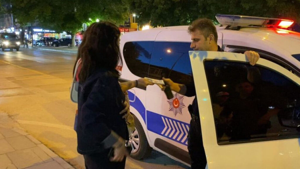 Bankamatikte Unutulan 10 Bin TL’yi Polise Teslim Eden Genç Kız Takdir Topladı