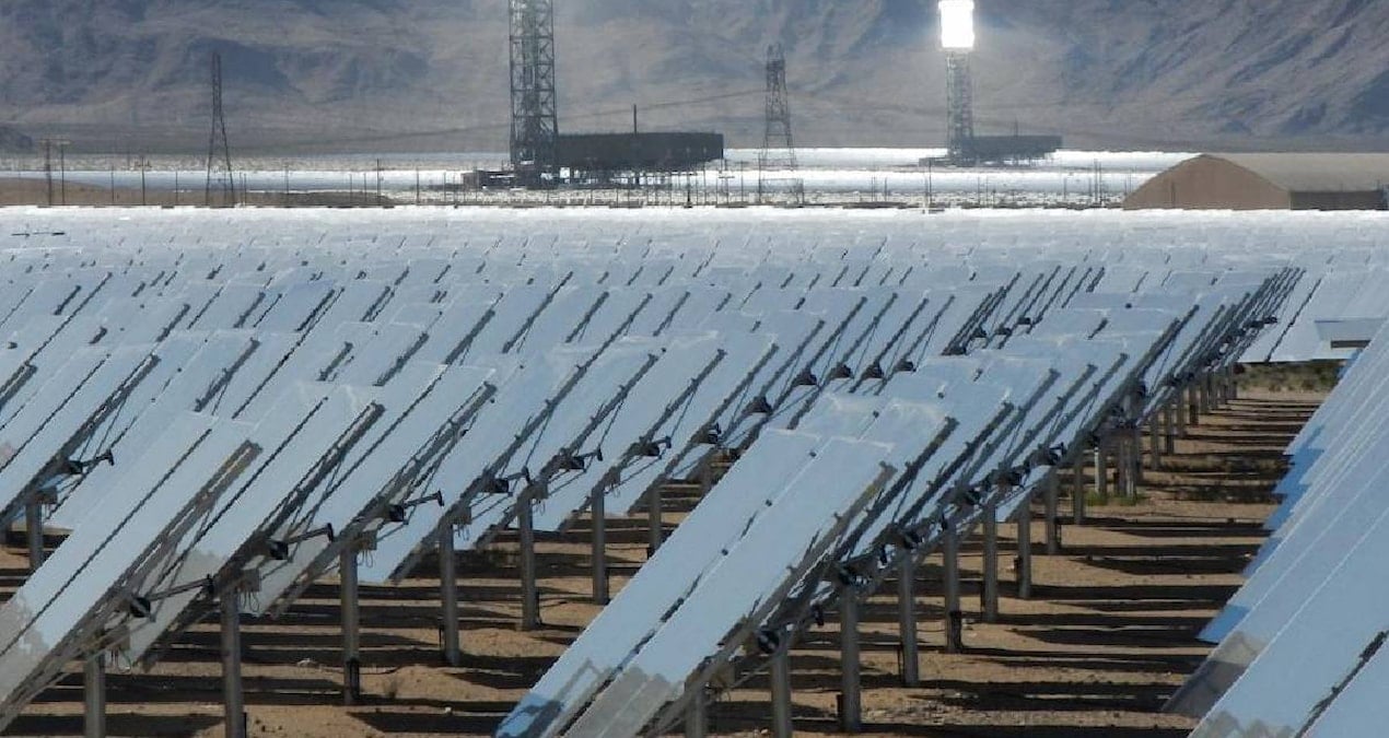 Kaliforniya’daki Güneş Enerjisi Santrali: Tehlikeli Işık Parlamaları ve Ekosistem Üzerindeki Etkileri