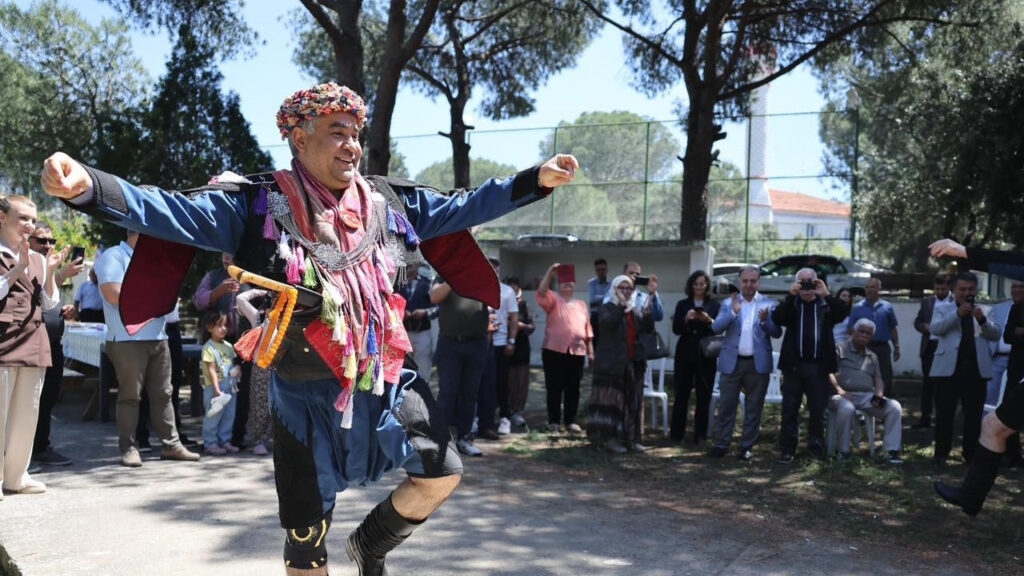 Efe Kıyafetiyle Zeybek Oynayıp Kültürel Mirası Yaşattılar