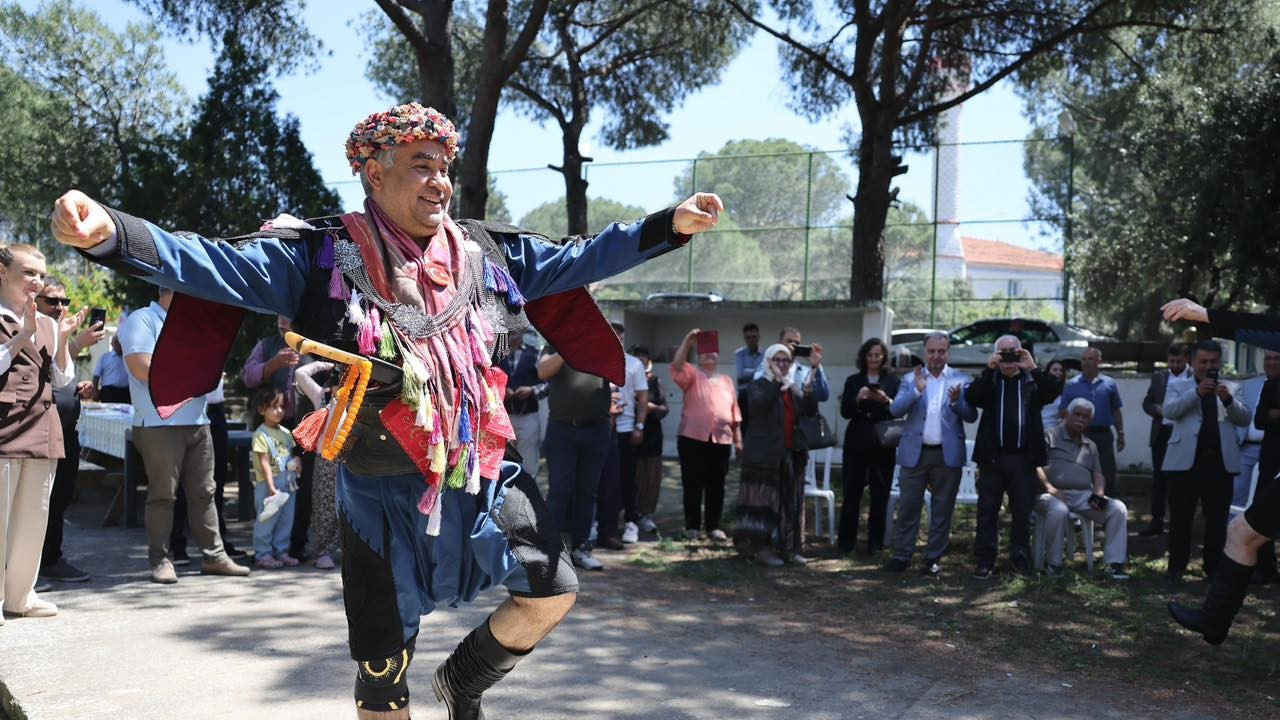 Efe Kıyafetiyle Zeybek Oynayıp Kültürel Mirası Yaşattılar
