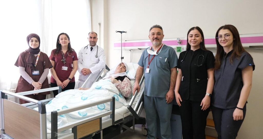 7 Kilo 750 Gramlık Tümör, 77 Yaşındaki Kadının Göğsünden Alındı