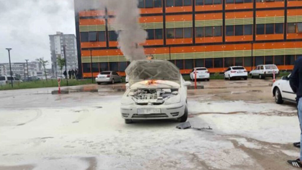 Düziçi Hastane Otoparkında Otomobil Yangını