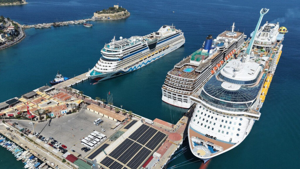 Kuşadası’na Tarihi Turist Akını: 9 Bin 132 Ziyaretçi
