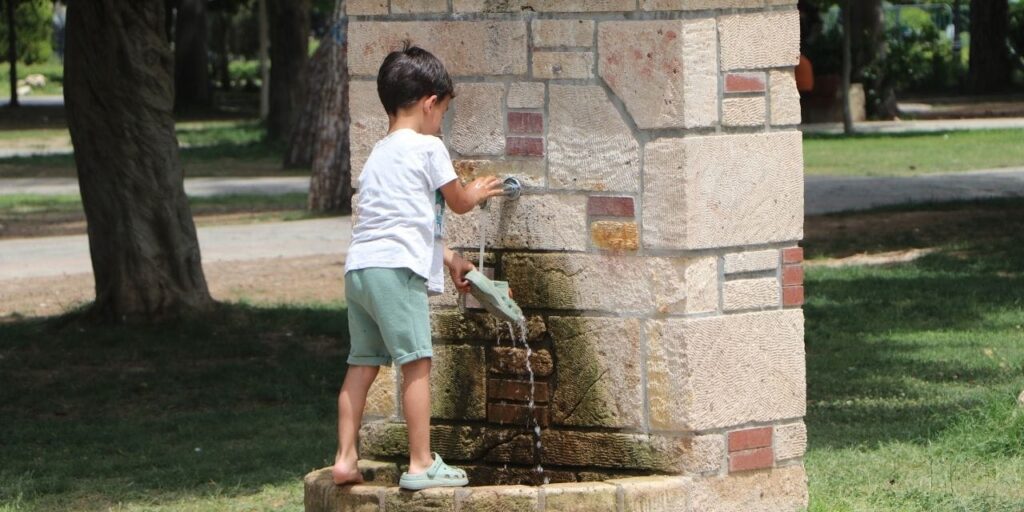 Adana’da Sıcak Hava Dalgası: Parklar Kalabalık, Termometreler 35 Dereceyi Gösterdi