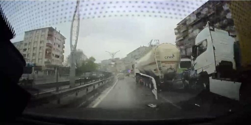Kocaeli’de Zincirleme Kaza: Otomobil TIR ve Tanker Arasında Mahsur Kaldı