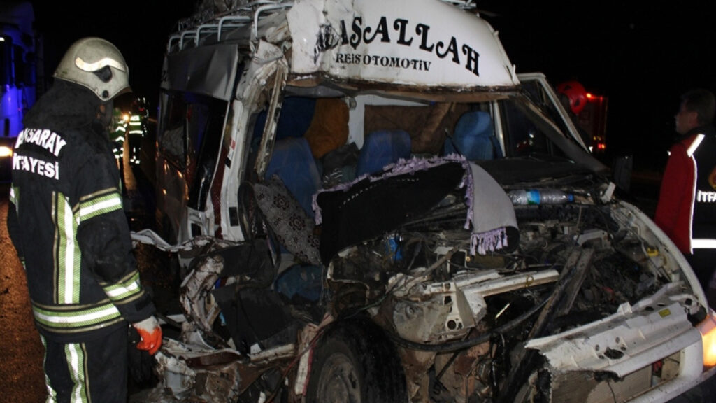 Aksaray’da Tarım İşçilerini Taşıyan Minibüs TIR’a Çarptı: 2 Kişi Ağır Yaralandı