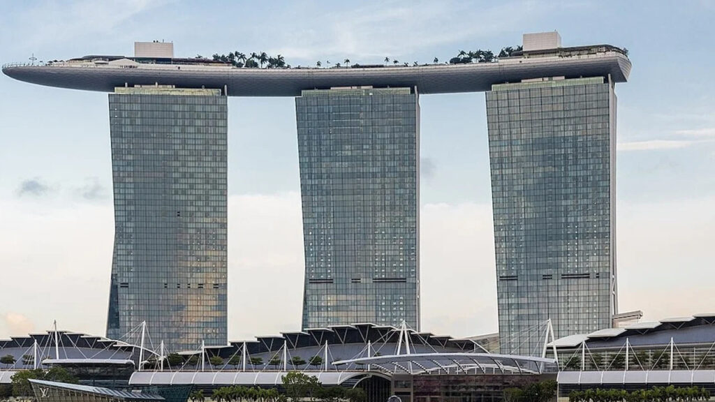 Singapur’un Göklerinde Gizemli Bir Gemi: Görenler Şaşkın