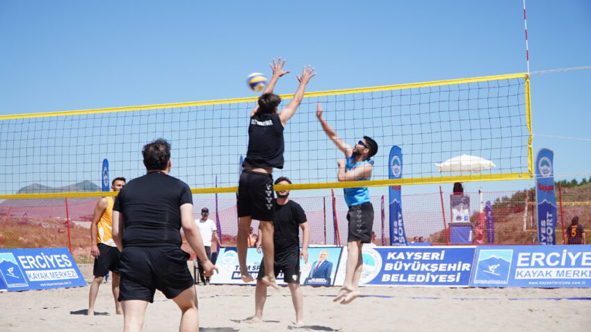 Erciyeste 2 bin 200 metrede plaj voleybolu IeNnP4B3