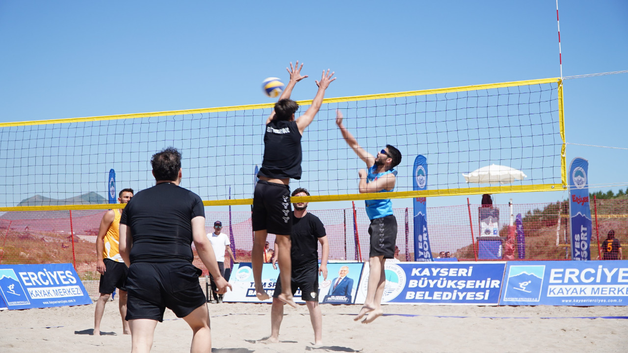 Erciyeste 2 bin 200 metrede plaj voleybolu IeNnP4B3