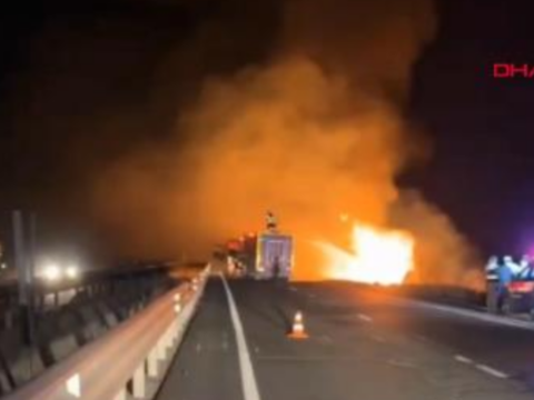 Mazot yuklu tanker devrildi alevler geceyi aydinlatti yarali surucu kendini son anda kurtardi Emiuaf2p